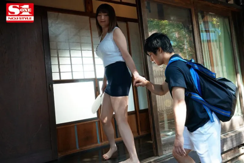 Anh chàng dam dang chuối khi nhìn trộm em họ vụng trộm với chồng