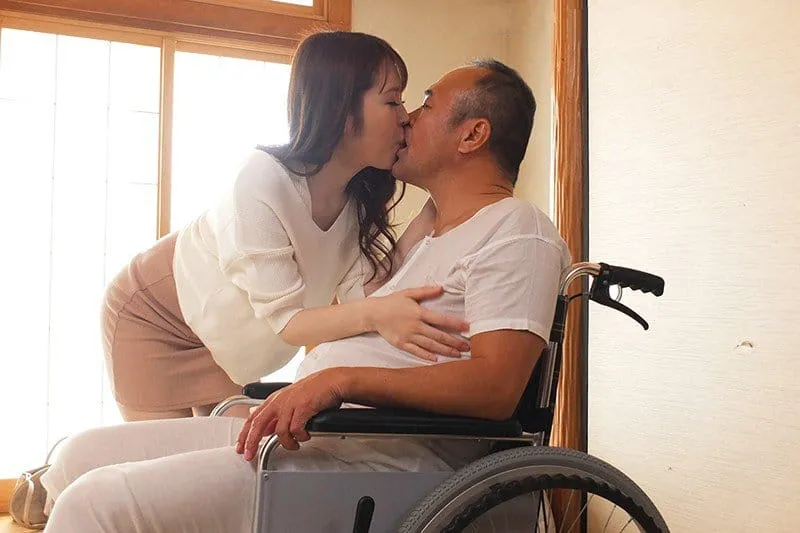 Người yêu của con trai hiếu thảo chăm sóc bố anh xã tàn tật