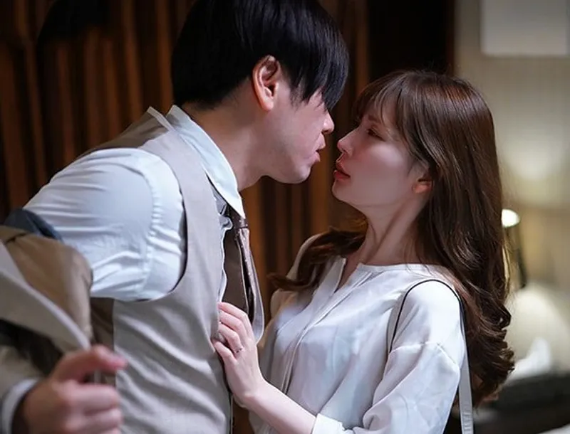 Tiền bối thầm yêu em thư ký đã có ông xã và kế hoạch cho chuyến công tác