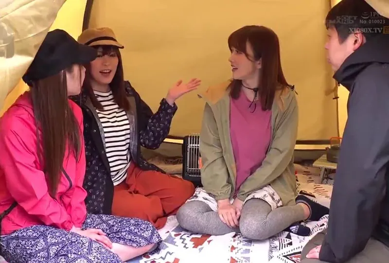 Chuyện lạ đời, ông xã thay vợ đi cắm trại với mấy cô bạn của cô vợ ở khu phố…