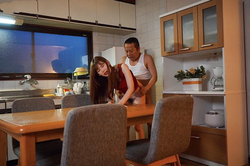 Con gái bị anh xã mới của má quan hệ mỗi ngày, cho dù đã có người yêu