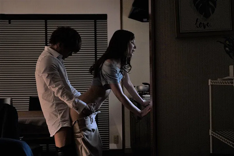 Tiền bối đi công tác, cậu nhân viên đến nhà quan hệ người vợ ông ấy