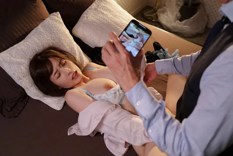 Cấp trên chuốc thuốc em thư ký bắt quan hệ cả đêm khi đi công chuyện xa